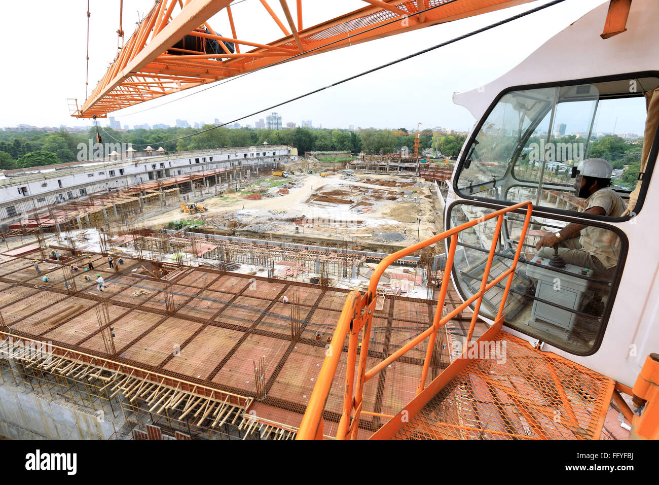 Opérateur de grue dans le stade en construction ; Inde Delhi ; Banque D'Images