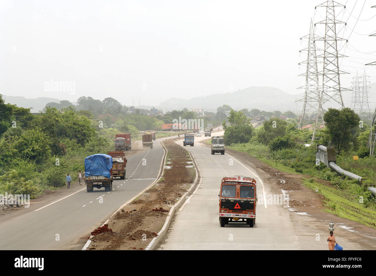 Camions sur chaussée panvel à Pune Maharashtra ; Inde ; Banque D'Images