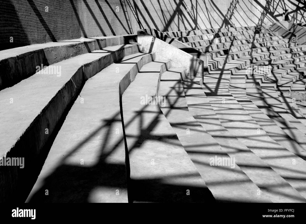 Construction du stade ombre du toit ombres sur les marches escalier escalier noir et blanc abstrait Banque D'Images