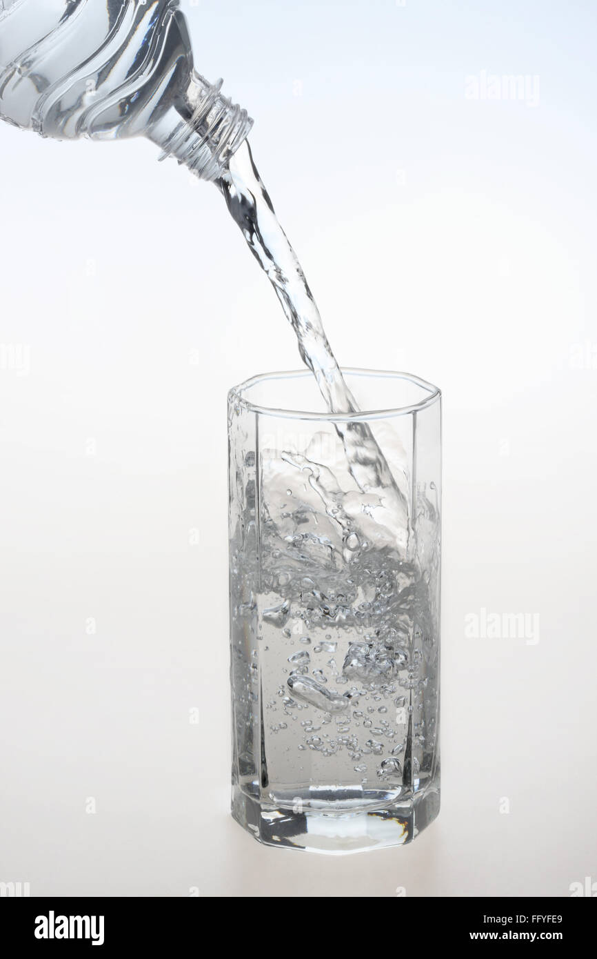 Verser de l'eau dans le verre cristal transparent ; Inde Banque D'Images