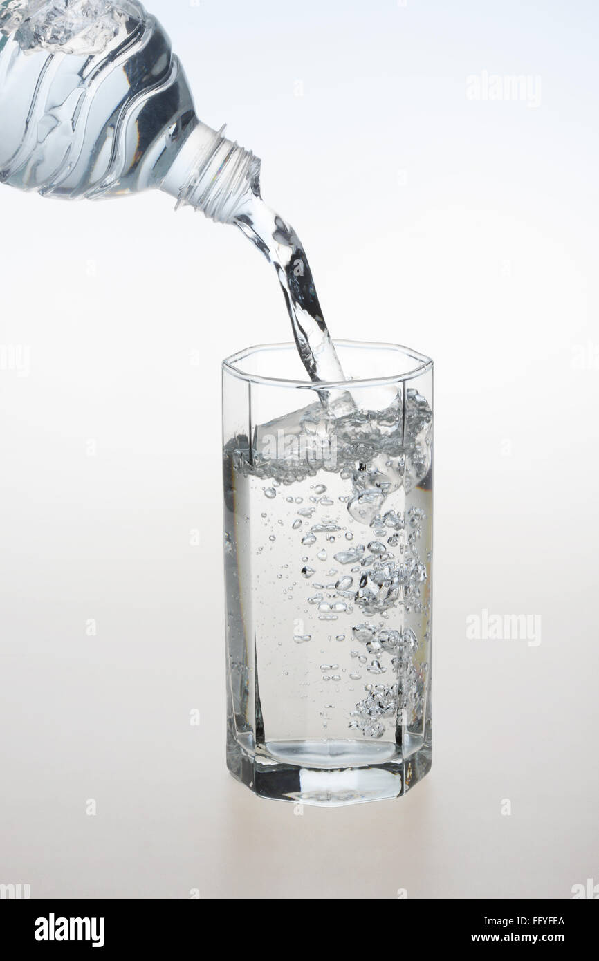 Verser de l'eau dans le verre cristal transparent ; Inde Banque D'Images