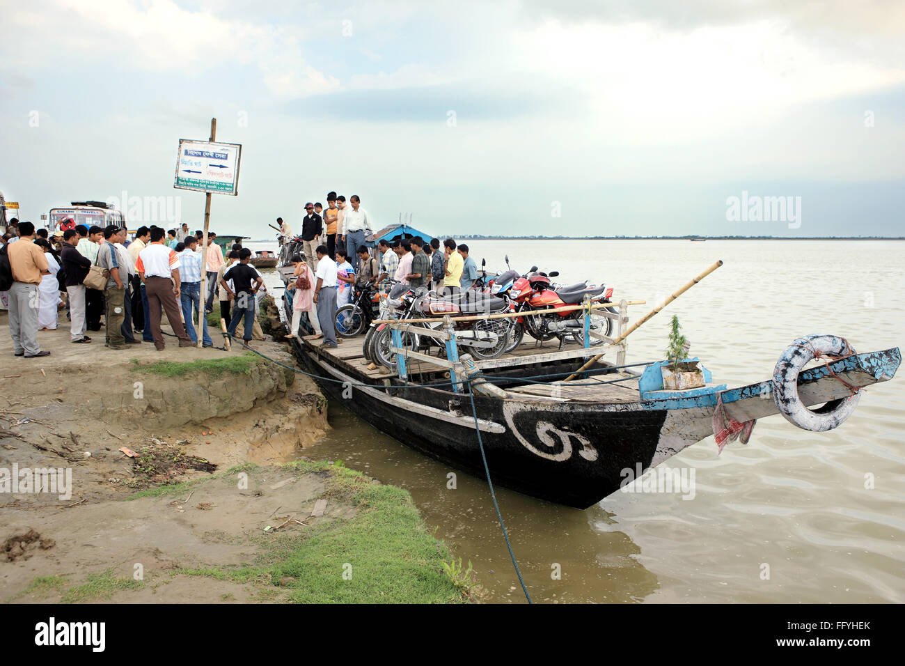Service des traversiers à fleuve Brahmapoutre de jorhat à majuli island ; l'Assam en Inde ; Banque D'Images