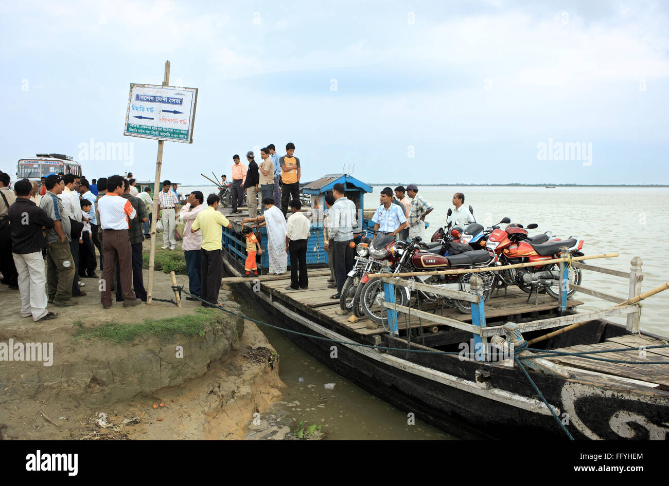 Service des traversiers à fleuve Brahmapoutre de jorhat à majuli island ; l'Assam en Inde ; Banque D'Images