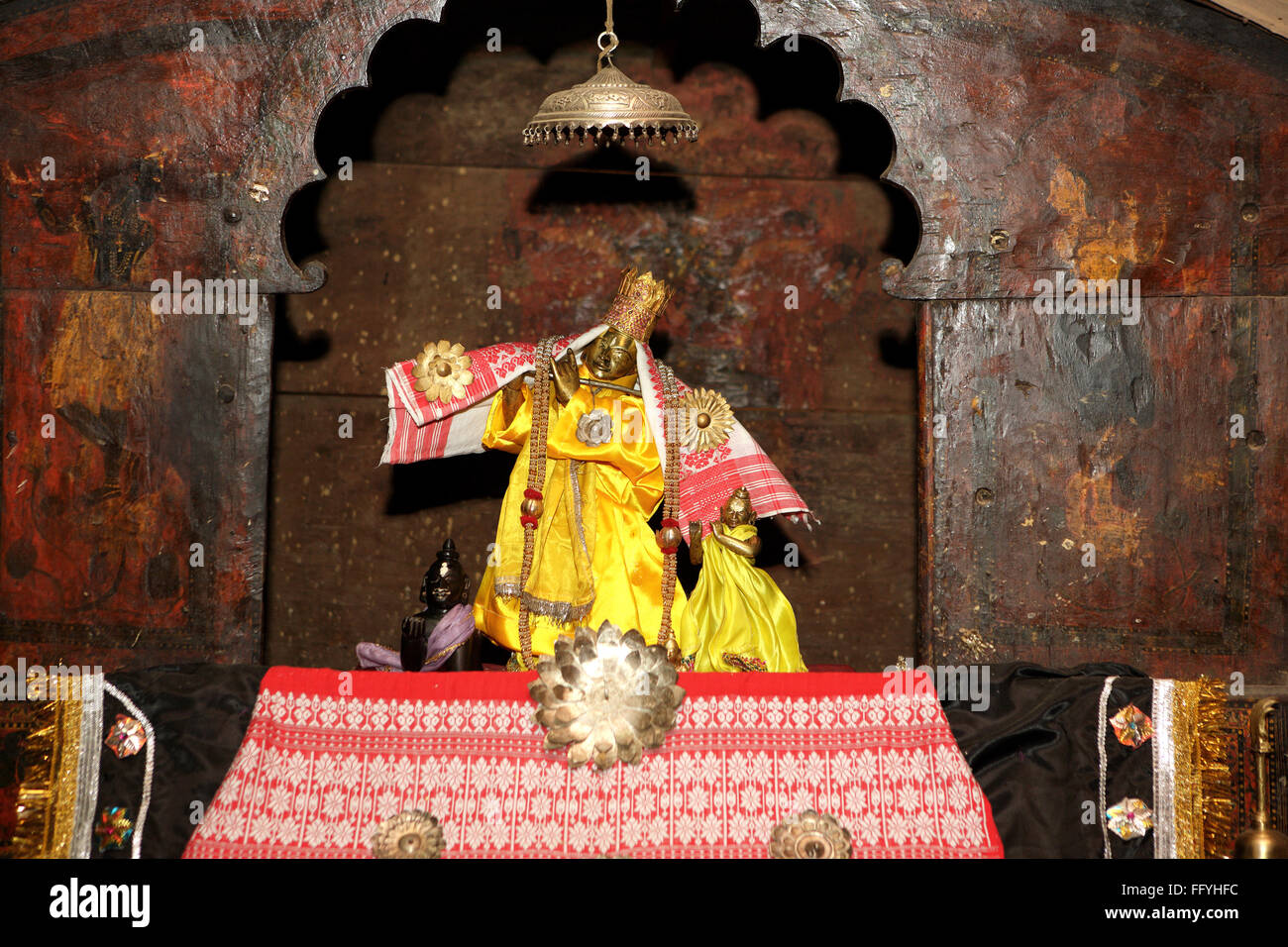 Statue du Seigneur Krishna dans un temple hindouiste vaishnavite ; Kamalabari ; Majuli Island ; l'Assam en Inde ; Banque D'Images