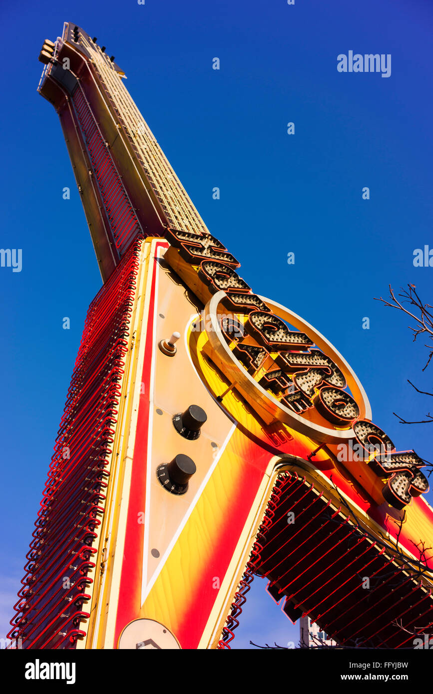 Neon enseigne publicitaire en forme de guitare pour Chicago's Hard Rock Café. Banque D'Images