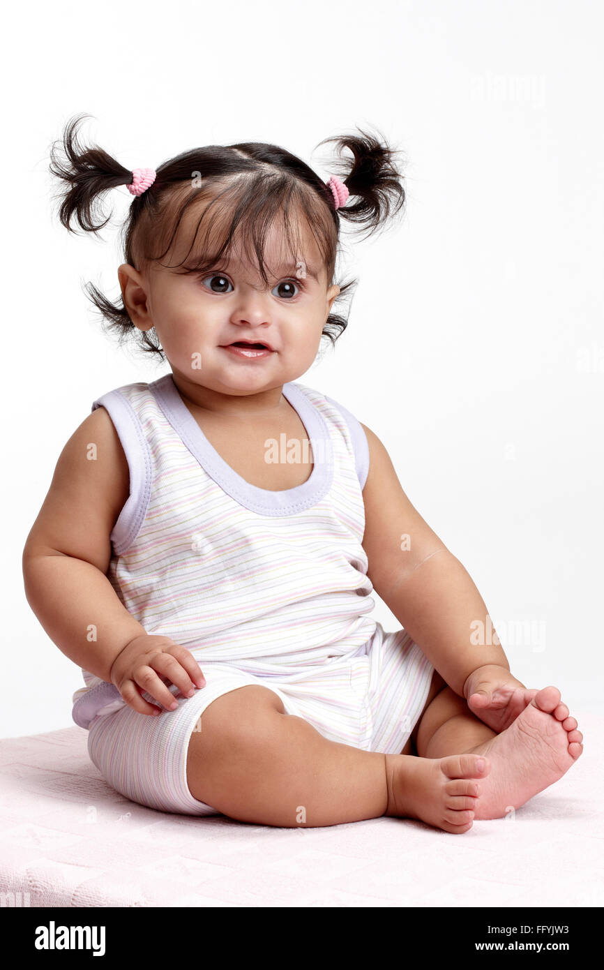 Robe bébé fille joyeuse dans assis sur fond blanc M.# 765 Photo Stock -  Alamy