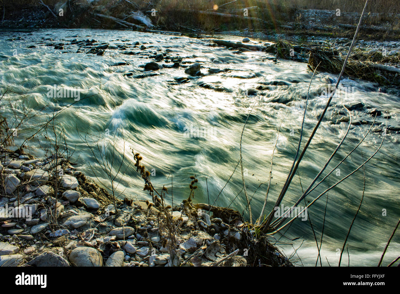 Une rivière avec des vagues et des rochers Banque D'Images