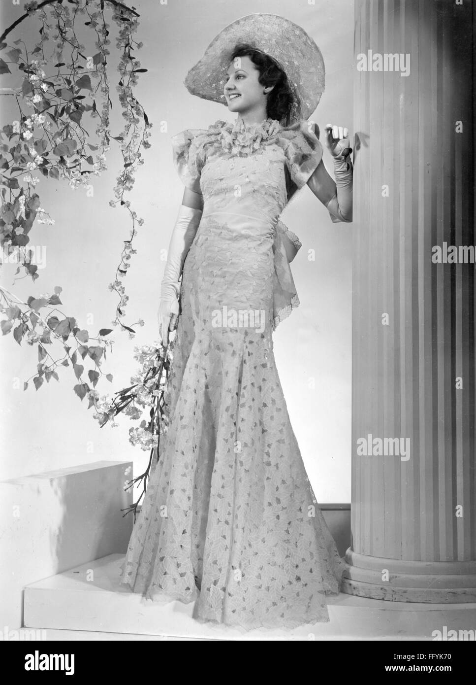 Mode, années 1930, robe de soirée d'été, organdy et taffeta, conçu par le  bureau principal de Reich de la couture, fin des années 1930, droits  supplémentaires-Clearences-non disponible Photo Stock - Alamy