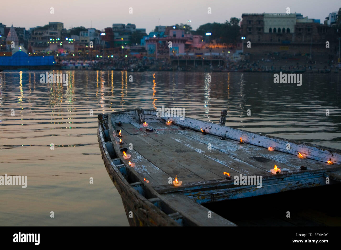 Bateau sur la rivière de Diyas pour dev diwali festival , Varanasi , Uttar Pradesh, Inde Banque D'Images