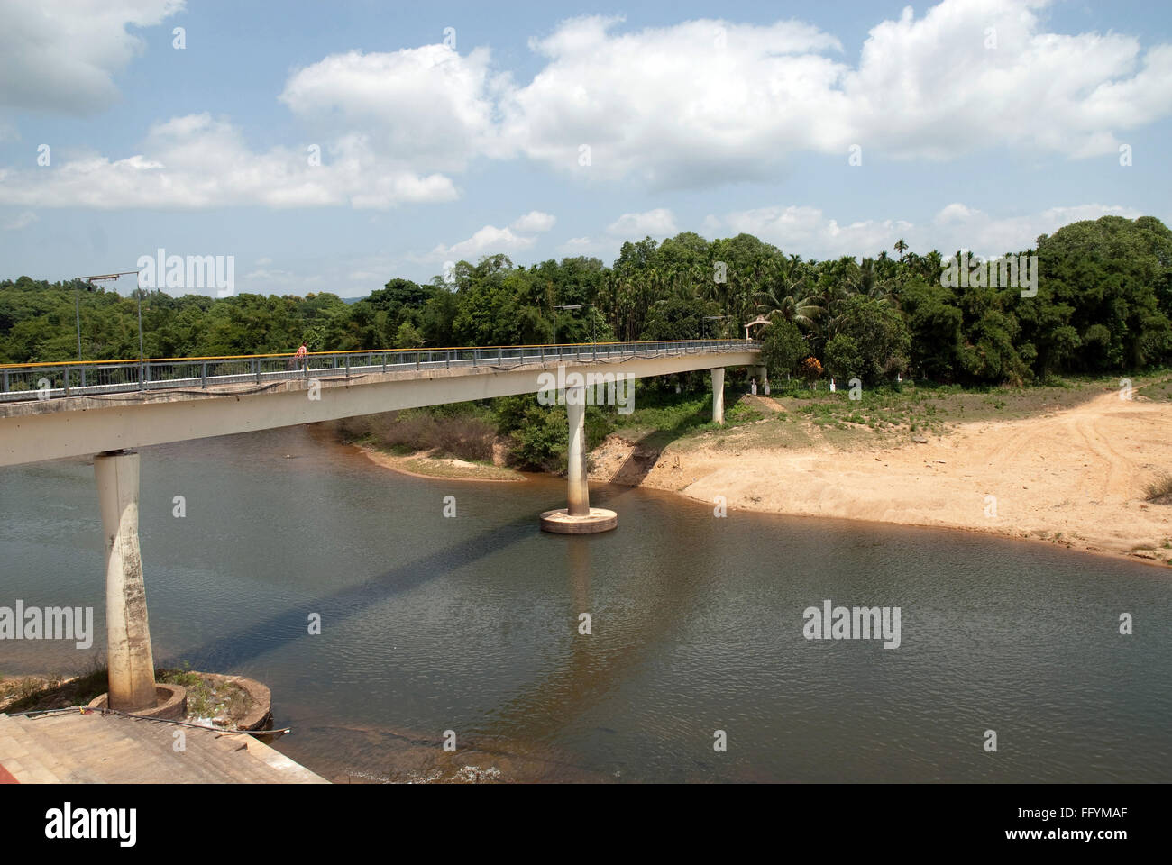 Pont sur la rivière tunga à Sringeri à Karnataka Inde Asie Banque D'Images