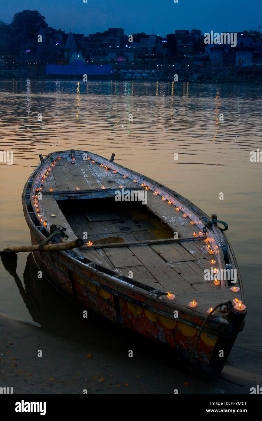 Bateau sur la rivière de Diyas pour dev diwali festival , Varanasi , Uttar Pradesh, Inde Banque D'Images