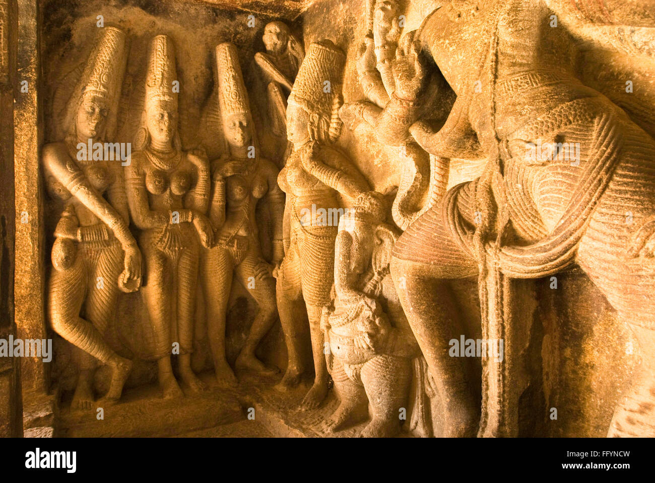 Bas-relief en Ravanaphadi cave temple à Aihole , Karnataka , Inde Banque D'Images