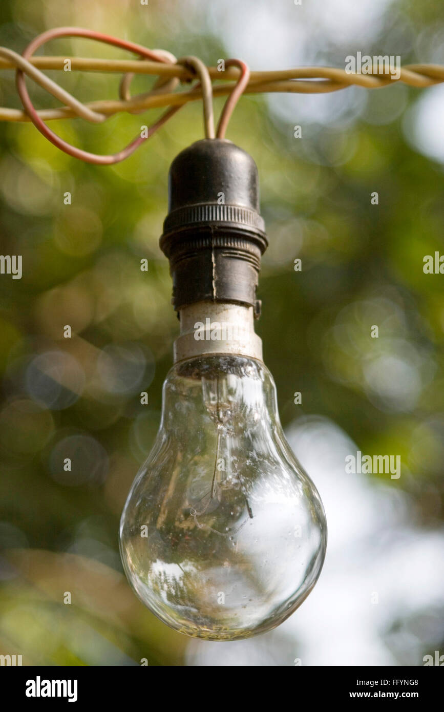 L'ampoule à fil porteur et pendaison Photo Stock - Alamy
