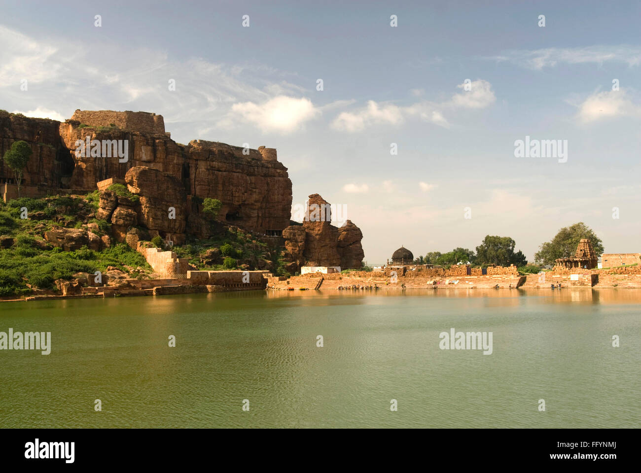 Badami plein de temples de caverne Inscriptions et sculptures forts passerelles , Karnataka , Inde Banque D'Images