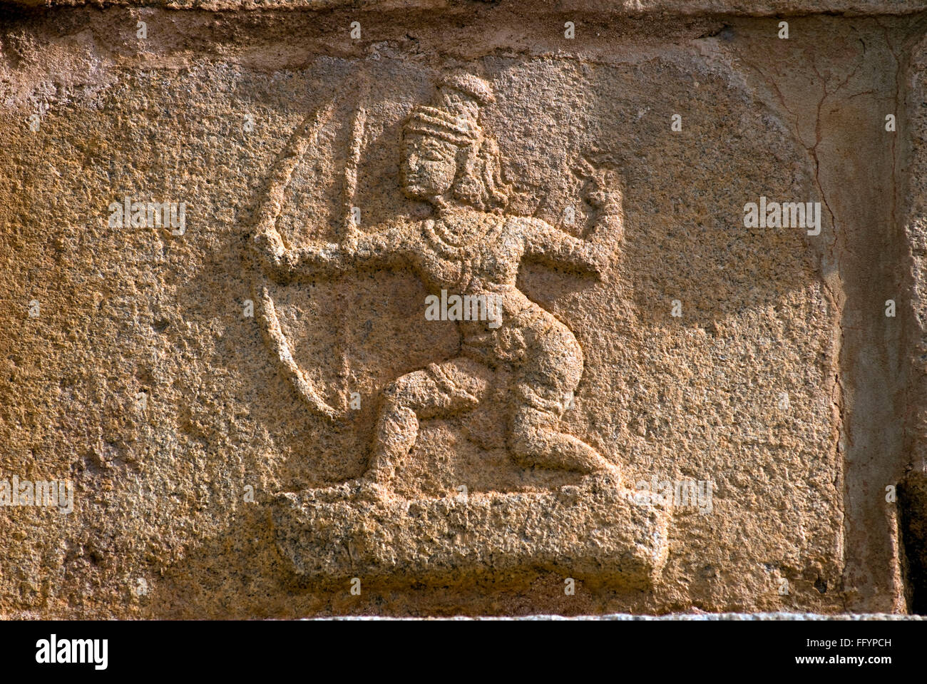 Rama avec arc et flèche sculptée dans Krishna temple à Hampi , Karnataka , Inde Banque D'Images