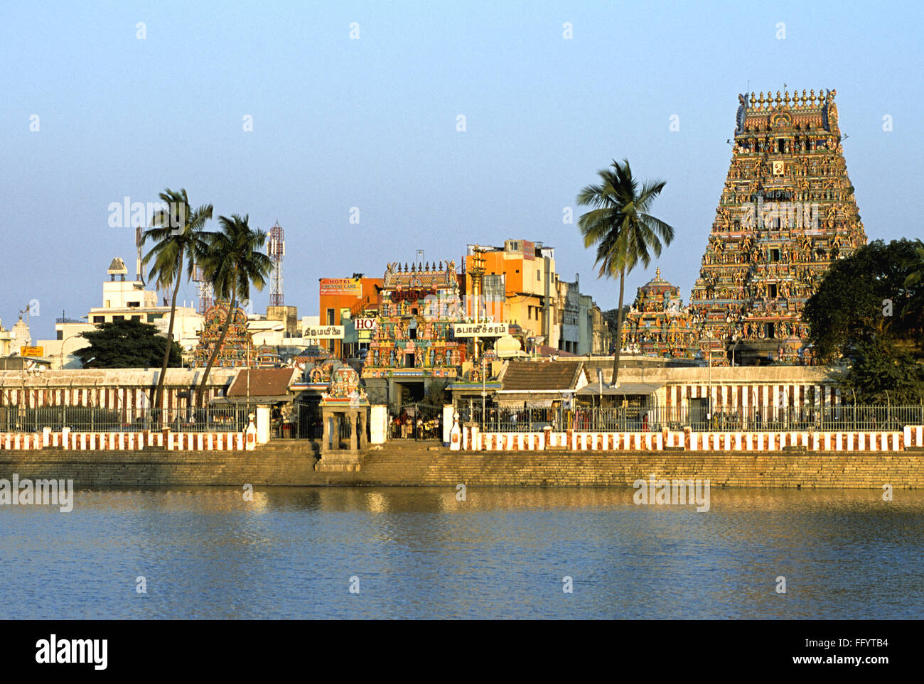 Temple Kapaleeswarar avec réservoir à Madras Mylapore Chennai Tamil Nadu Inde Banque D'Images