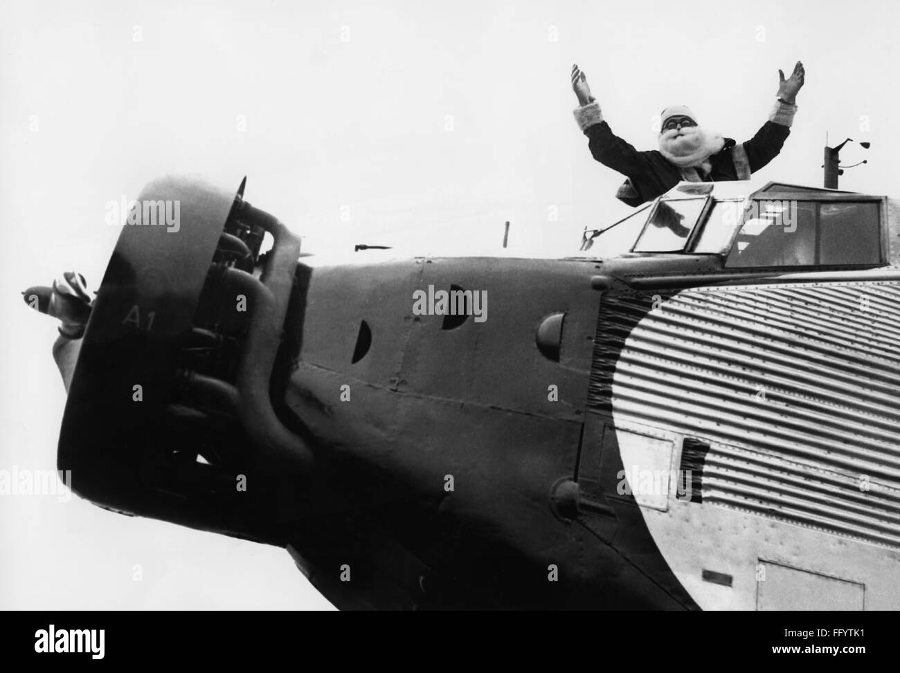 Noël, Père Noël / Saint-Nicolas, Père Noël atterrissage dans un avion, aéroport Tempelhof, Berlin, années 1930, droits supplémentaires-Clearences-non disponible Banque D'Images