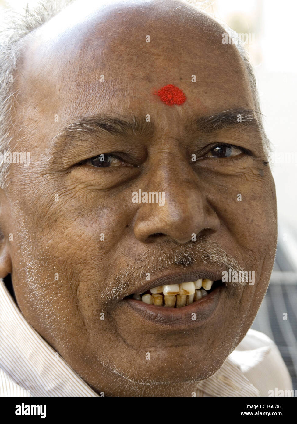 Ancien indien avec tilak rouge sur le front looking at camera , Modèle 684 Parution Banque D'Images