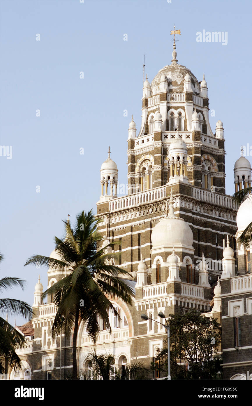Siège de l'ouest de la structure de la pierre noire avec dômes blancs , Churchgate , Bombay Mumbai , MAHARASHTRA , INDE Banque D'Images
