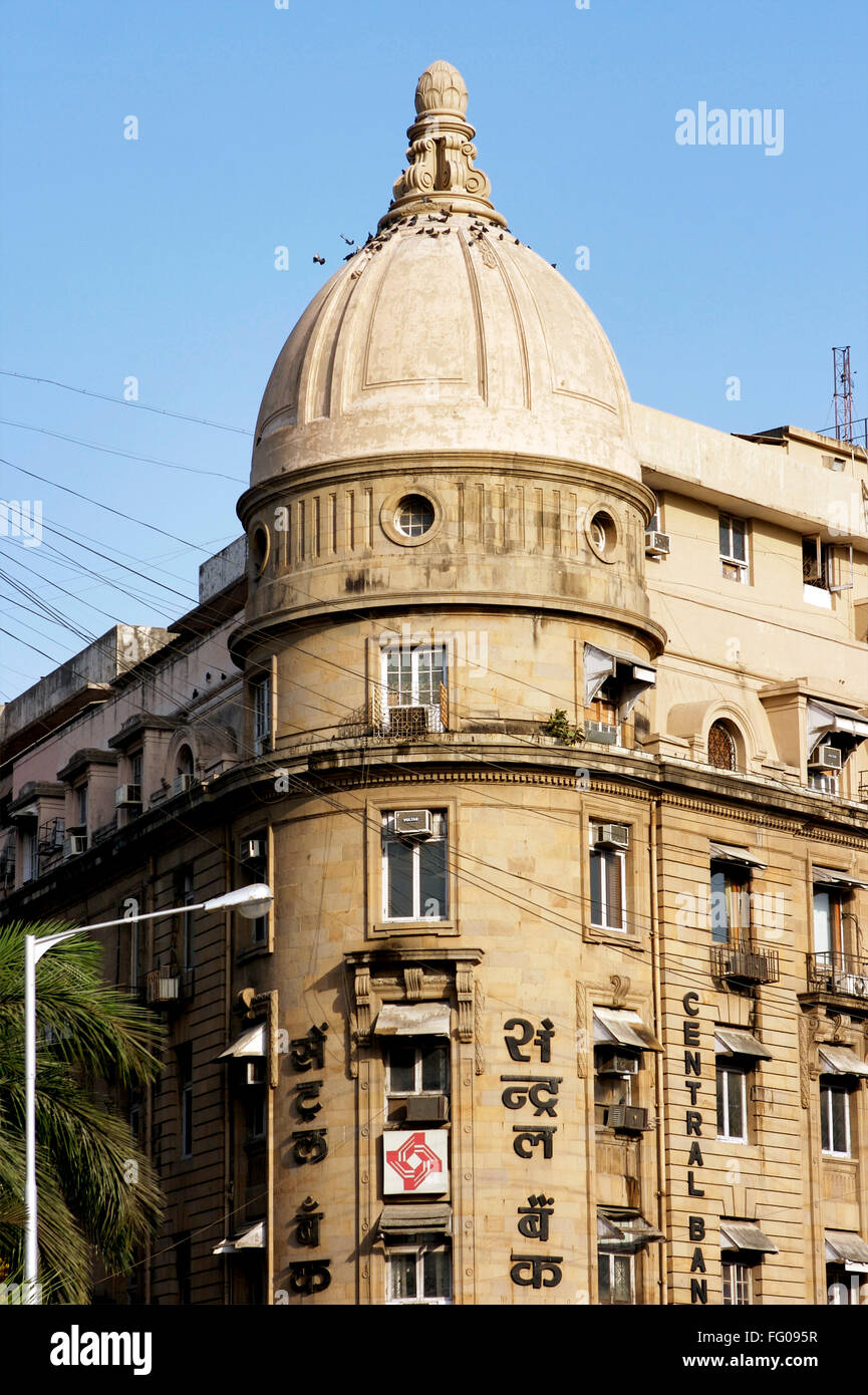 Banque Centrale avec dôme à Fontaine Flora Hutatma Chowk , Bombay Mumbai , MAHARASHTRA , INDE Banque D'Images