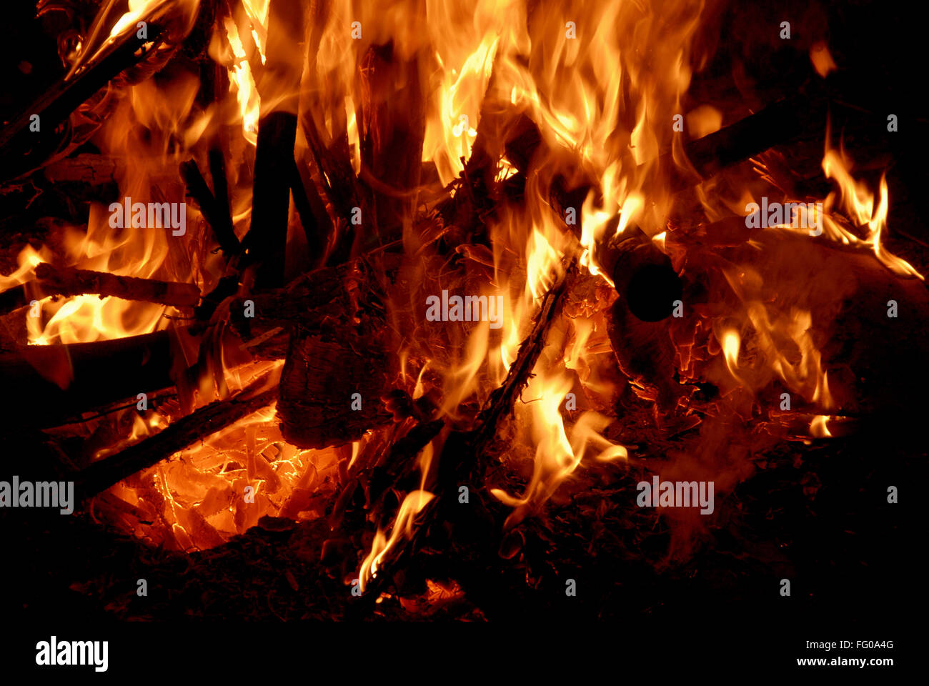 Festival des couleurs Holi gros plans de célébration à feu , Dadar Bombay Mumbai , MAHARASHTRA , INDE Banque D'Images