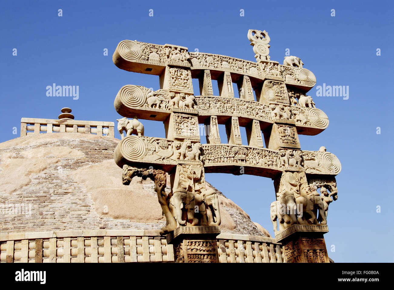 East gateway ou torna de maha stupa n° 1 plus ancienne structure en pierre de formes architecturales bouddhistes Sanchi Madhya Pradesh Bhopal Banque D'Images