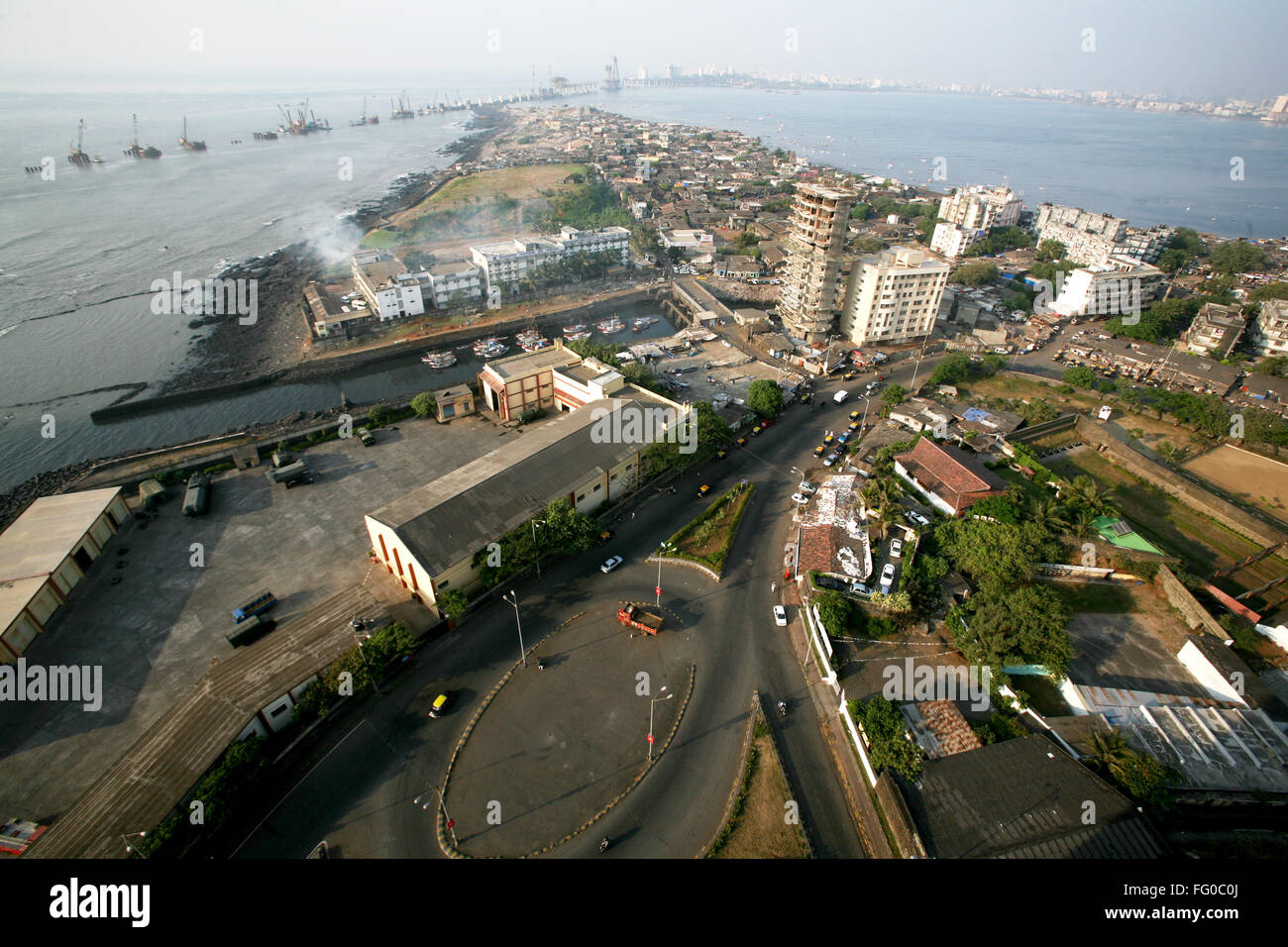 Une vue aérienne du village et de l'administration centrale de Worli Mumbai Côte avec toile de Bandra et Worli link Bombay Mumbai Maharashtra Banque D'Images