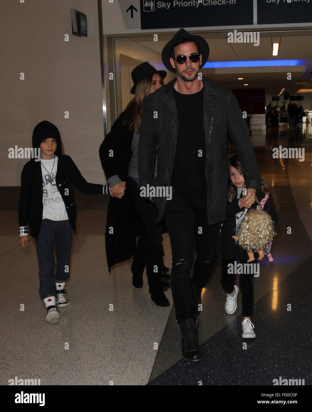 William Levy arrive à l'Aéroport International de Los Angeles (LAX) avec Elizabeth Gutierrez et leurs enfants, Christopher et Kailey avec : William Levy, Elizabeth Gutiérrez, Christopher Alexander Levy, Kailey Alexandra Levy Où : Los Angeles, California, United States Quand : 08 Jan 2016 Banque D'Images