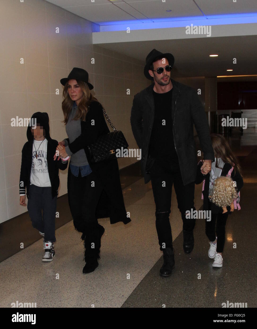 William Levy arrive à l'Aéroport International de Los Angeles (LAX) avec Elizabeth Gutierrez et leurs enfants, Christopher et Kailey avec : William Levy, Elizabeth Gutiérrez, Christopher Alexander Levy, Kailey Alexandra Levy Où : Los Angeles, California, United States Quand : 08 Jan 2016 Banque D'Images