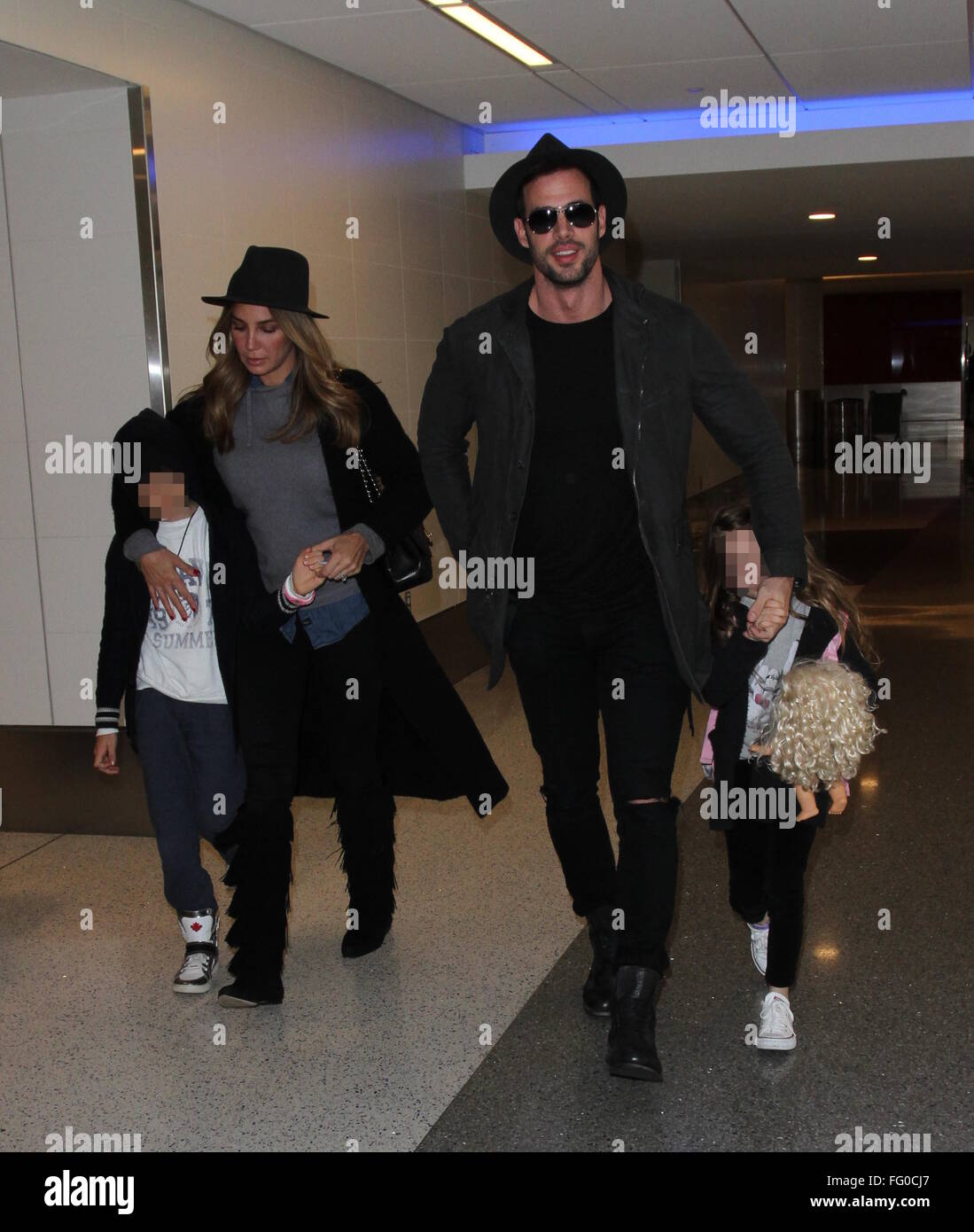 William Levy arrive à l'Aéroport International de Los Angeles (LAX) avec Elizabeth Gutierrez et leurs enfants, Christopher et Kailey avec : William Levy, Elizabeth Gutiérrez, Christopher Alexander Levy, Kailey Alexandra Levy Où : Los Angeles, California, United States Quand : 08 Jan 2016 Banque D'Images