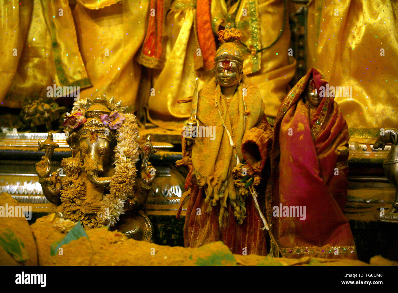 Le laiton, idole de Seigneur et sa femme Khandoba avec Ganpati au temple Jejuri , pune , MAHARASHTRA , INDE Banque D'Images