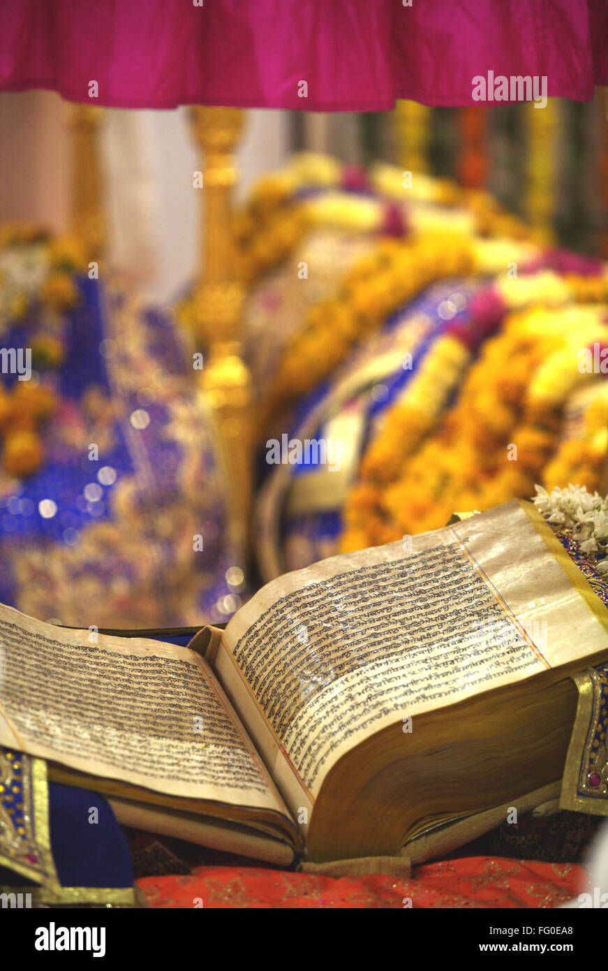 Livre sacré à Guru Granth Sahib Gurudwara à Nanded Maharashtra Inde Asie Banque D'Images