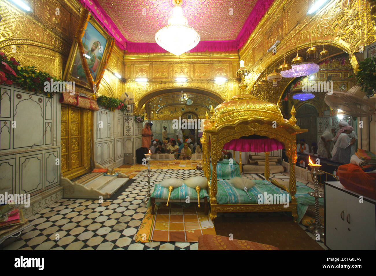 Lustre décoration d'or pendant la célébration de la consécration Guru Granth Sahib gurudwara Saheb Sachkhand Nanded Maharashtra Banque D'Images