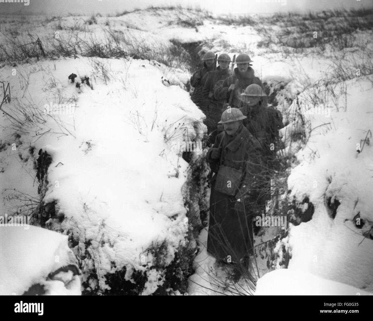 La PREMIÈRE GUERRE MONDIALE : tranchée. /NAllied Fusiliers photographié ...