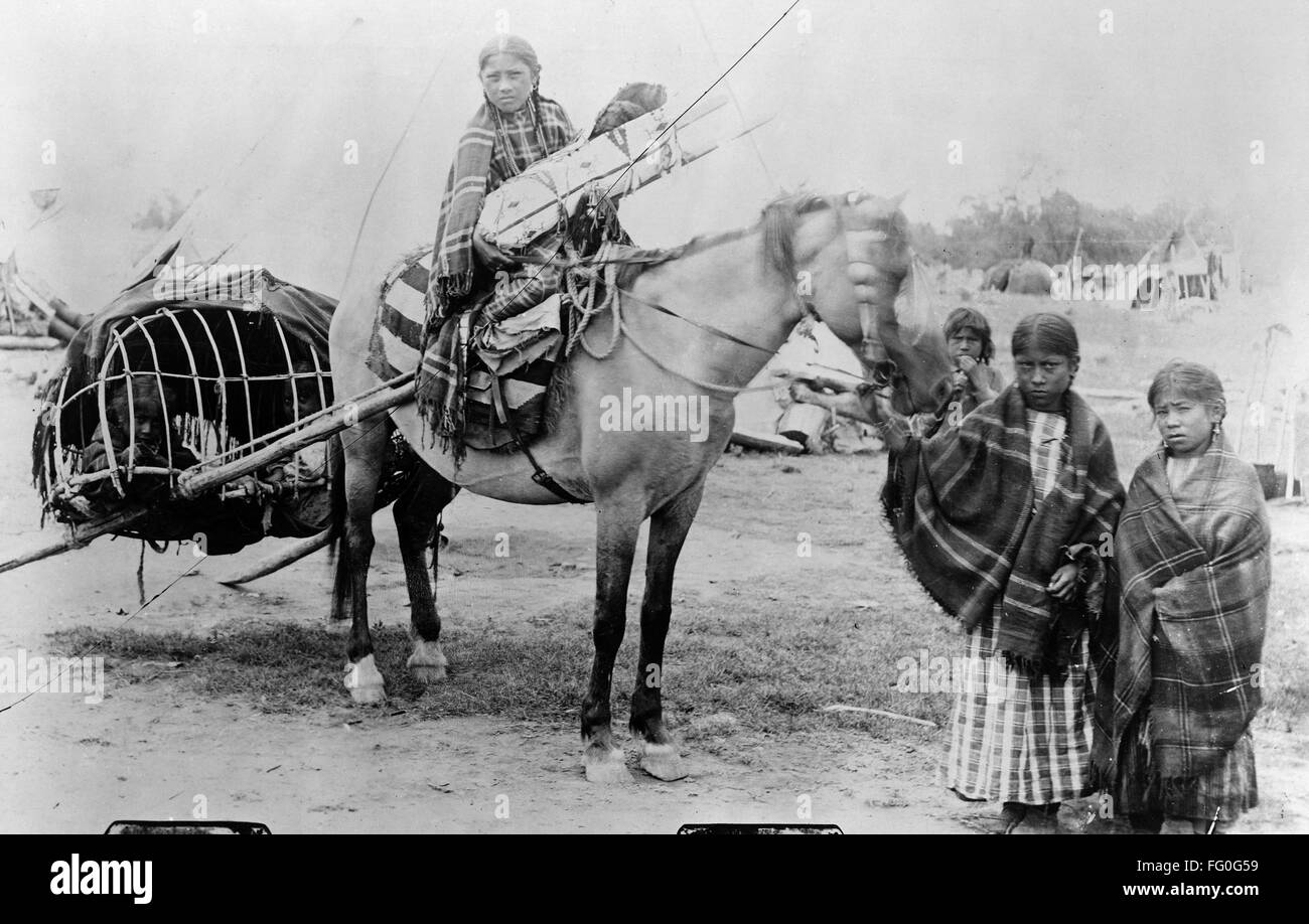 Famille CHEYENNE, 1889. /Nle de souche de la famille Horn, un scout  Cheyenne du Nord : une fille à cheval est titulaire d'un enfant dans un  porte-bébé, tandis que le cheval tire
