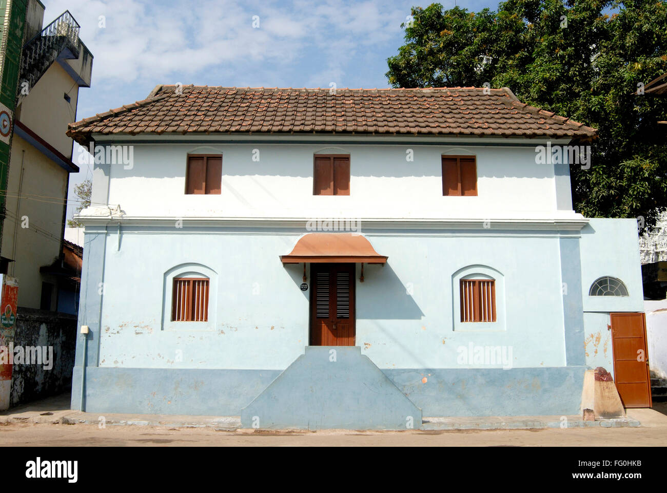 Un côtier typique étagé maison avec toit en tuiles Mangalore à Suchindram village Kanyakumari Tamil Nadu Banque D'Images