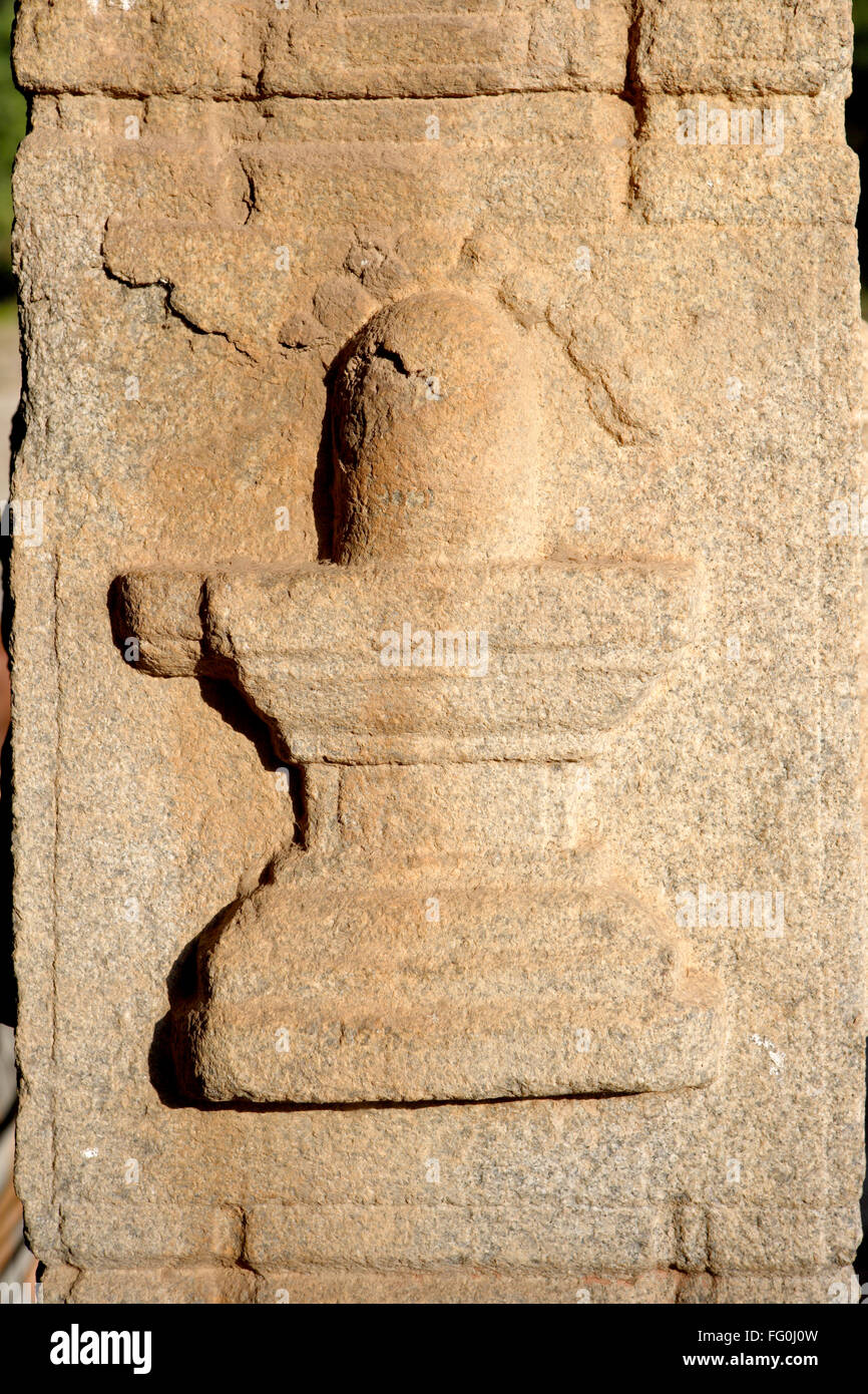 Shivalinga sculpté dans la masse de Prasanna sous Virupaksha temple de Shiva Hampi Vijayanagar plateau du Deccan Hospet Bellary Karnataka Banque D'Images