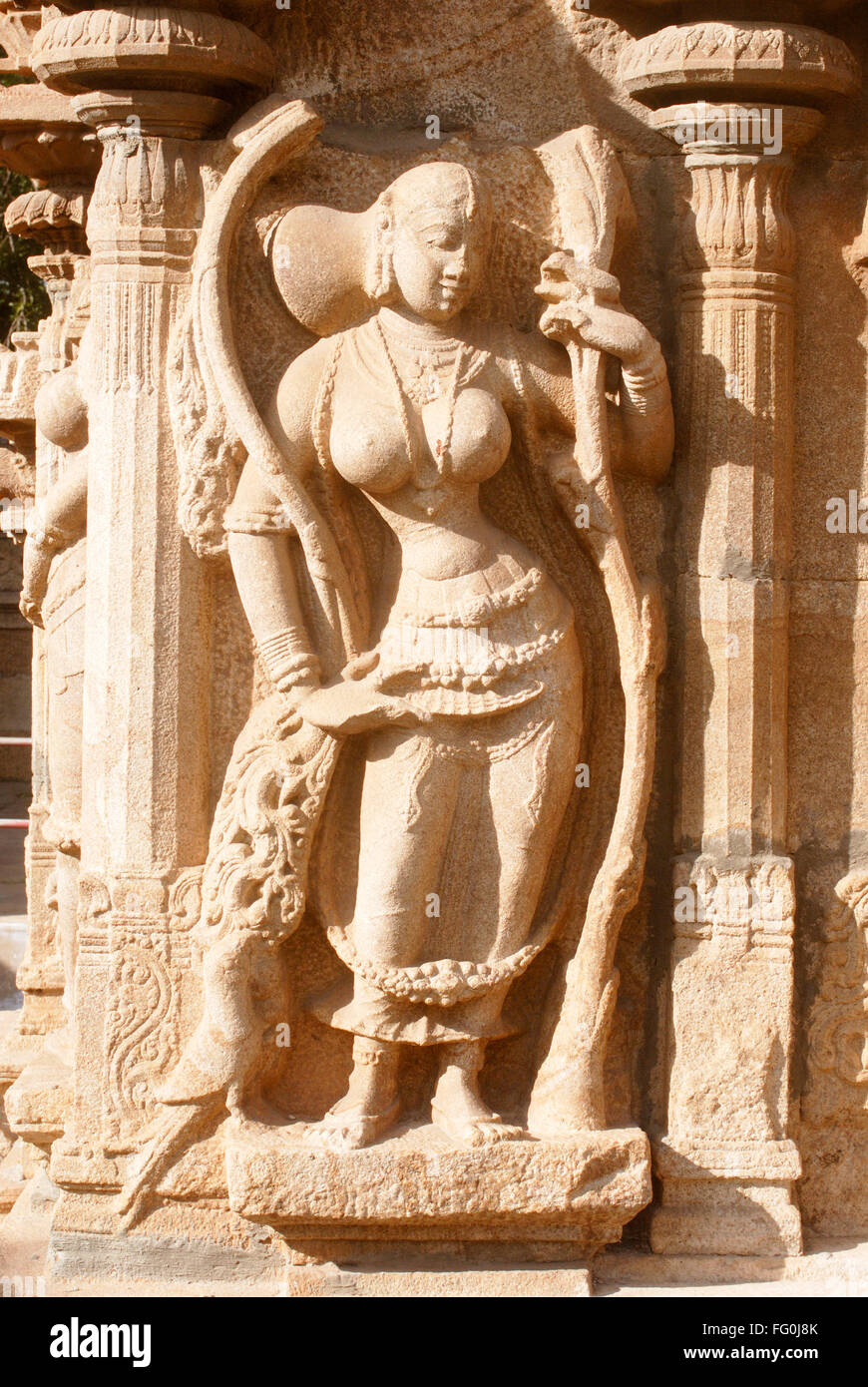 Statue de richement sculptée belle laitière gopika temple Sri Ranganathswami mur complexe Srirangam Tiruchirapalli Tamil Nadu Banque D'Images