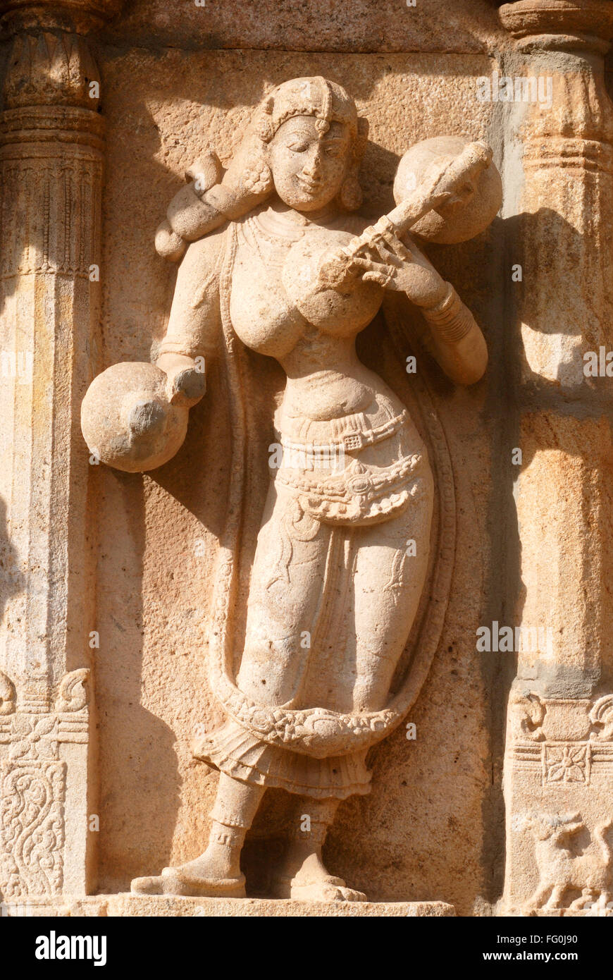 Statue richement sculptée belle femme mur d'instrument de musique complexe du temple Sri Ranganathswami Srirangam Tamil Nadu Banque D'Images