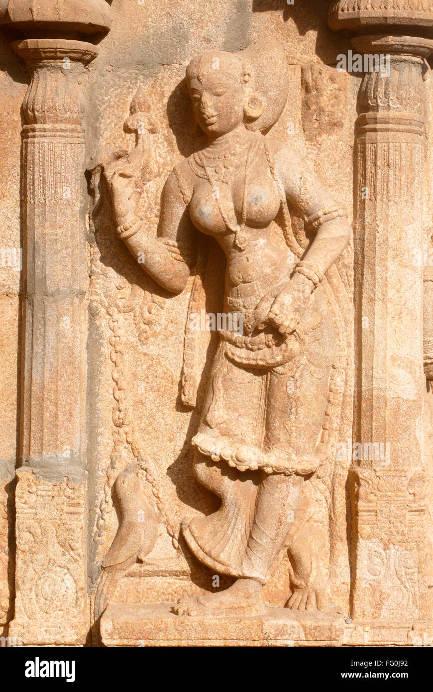 Statue richement sculptée belle femme mur perroquet Ranganathswami Sri temple Srirangam Tiruchirapalli Tamil Nadu Banque D'Images