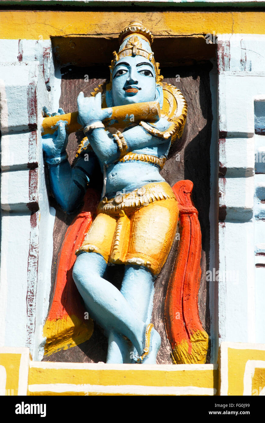 Statue peintes de couleurs vives Seigneur Krishna jouant de la flûte bansuri Sri façade du temple de Srirangam Ranganathswami Tamil Nadu Banque D'Images