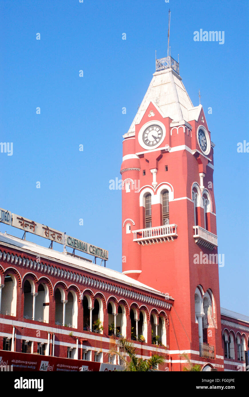 Tour de l'horloge et les fenêtres de la gare centrale de Chennai Madras , Chennai , Tamil Nadu sait , Inde Banque D'Images