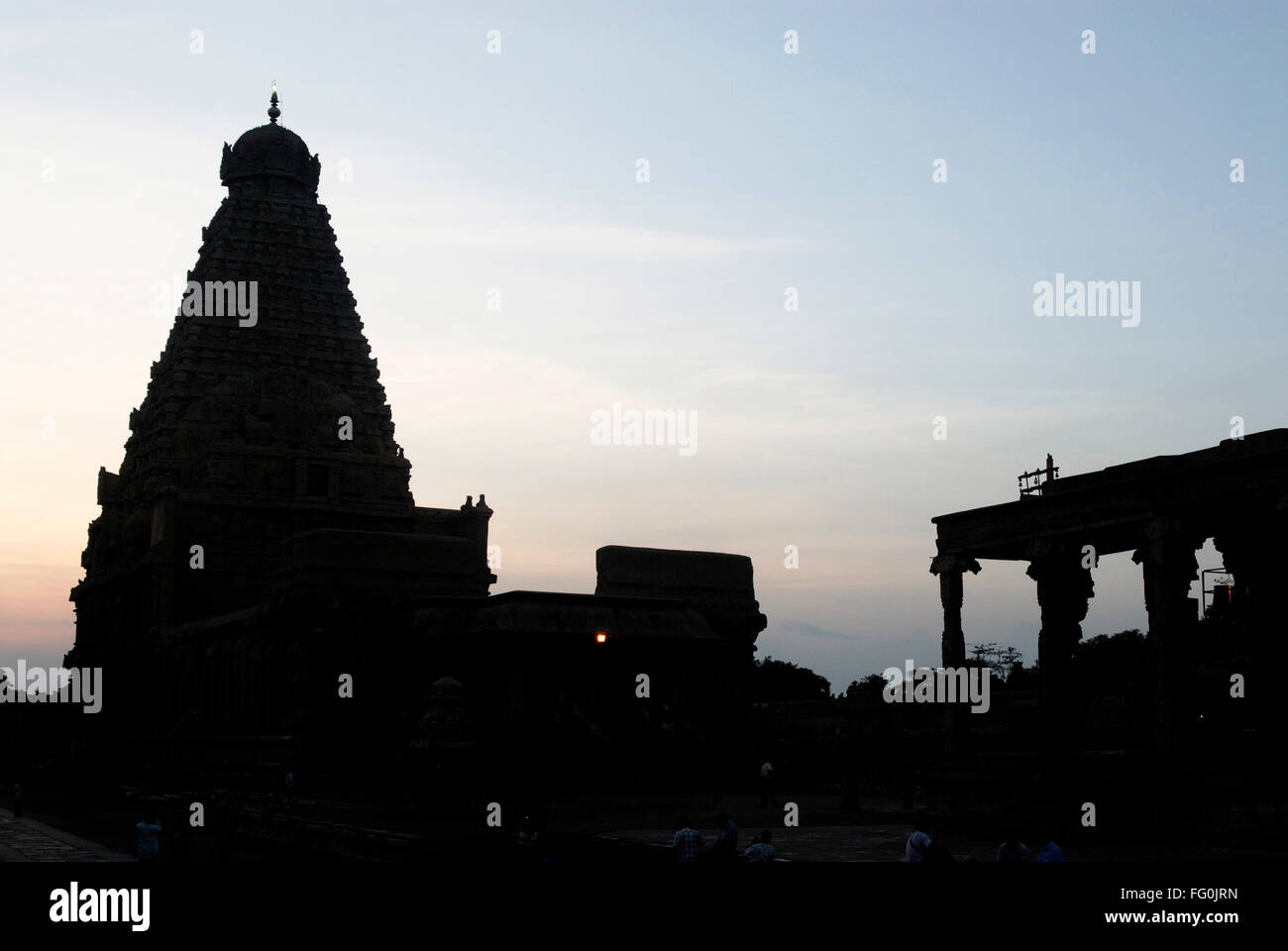 Gopuram du temple de Brihadeshwara en silhouette dédié au dieu Shiva , Thanjavur , Tamil Nadu , Inde UNESCO World Heritage Banque D'Images