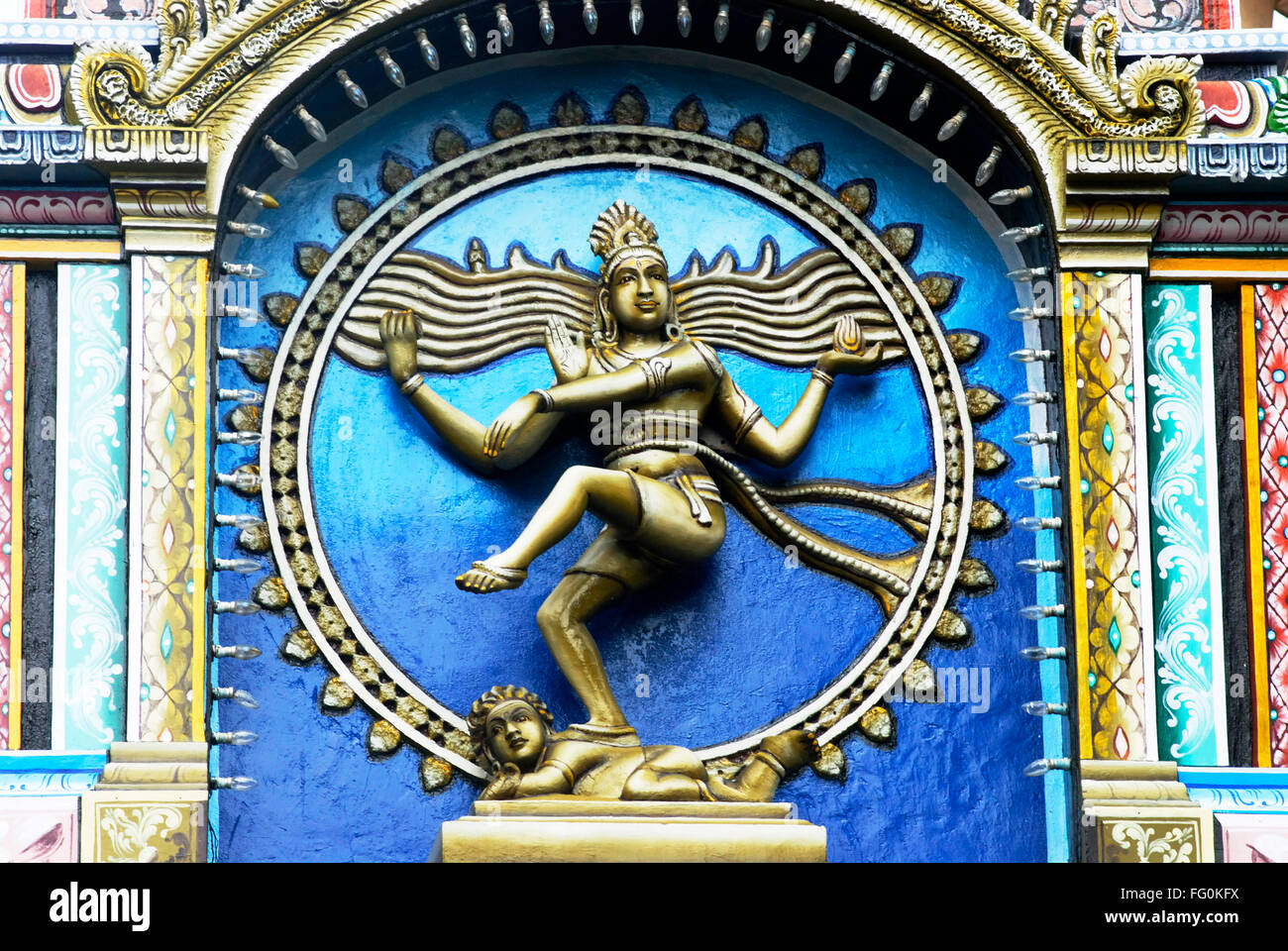 Nataraja seigneur Shiva Tandava scène danse cosmique en stuc peint de couleurs vives Nataraja Hall Thanjavur palace Tamil Nadu Banque D'Images