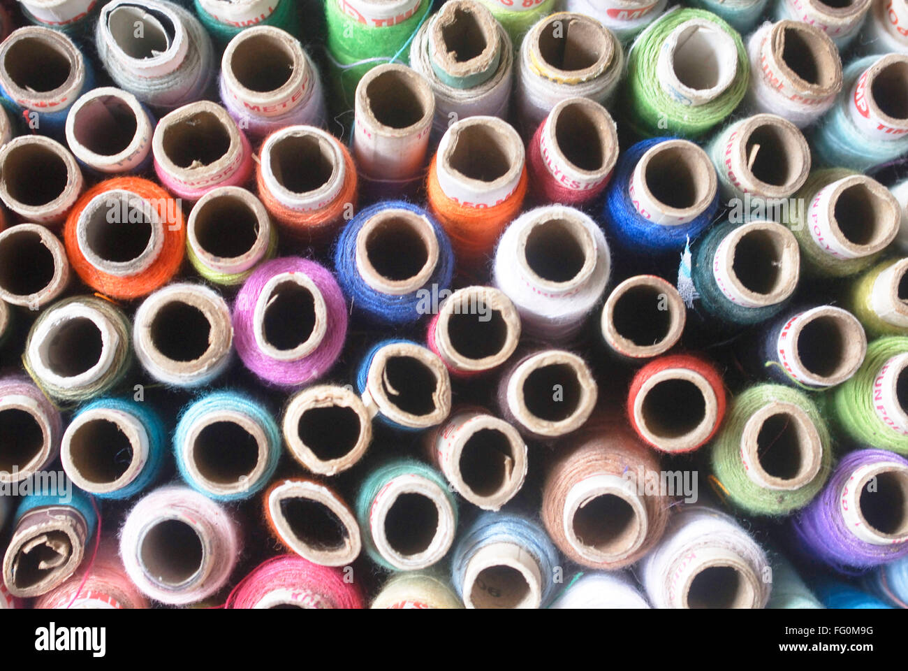 Vue aérienne de bobines de fils de diverses couleurs d'adaptation de matériel , Pen , Raigad , MAHARASHTRA , INDE Banque D'Images