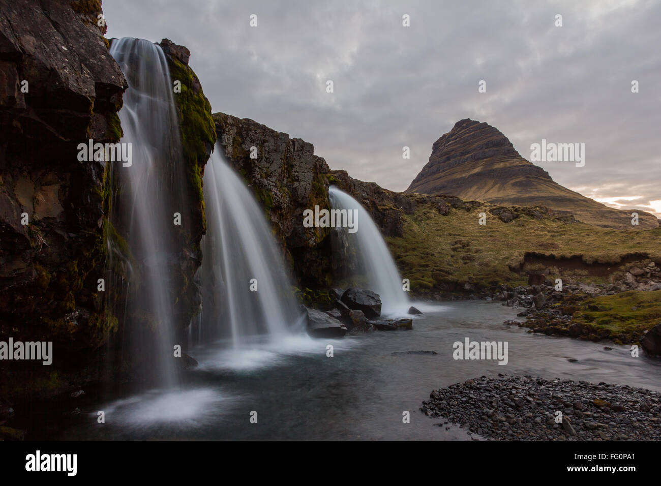 Cascade et Kirjufell, Islande, côte ouest Banque D'Images