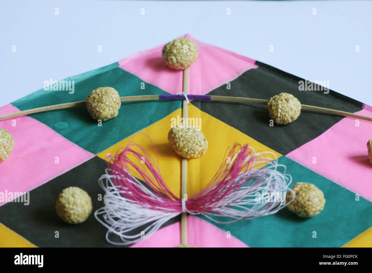 Festival de l'Inde , Makara sankranti , kites thread et til laddoos ou jagré et boules de sésame , MAHARASHTRA , INDE Banque D'Images