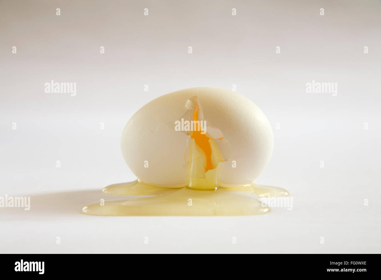 Concept d'œuf cassé anda , peine de détruire la vie fin sur fond blanc Banque D'Images