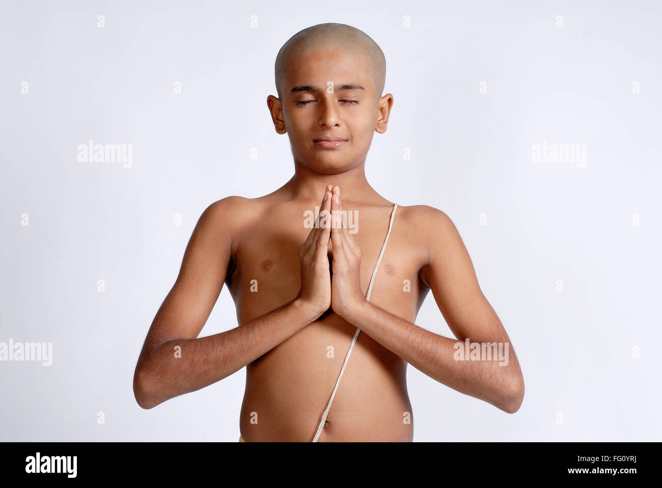 Indien hindou bald garçon portant un fil sacré faisant Namaskar Inde MR#719 Banque D'Images