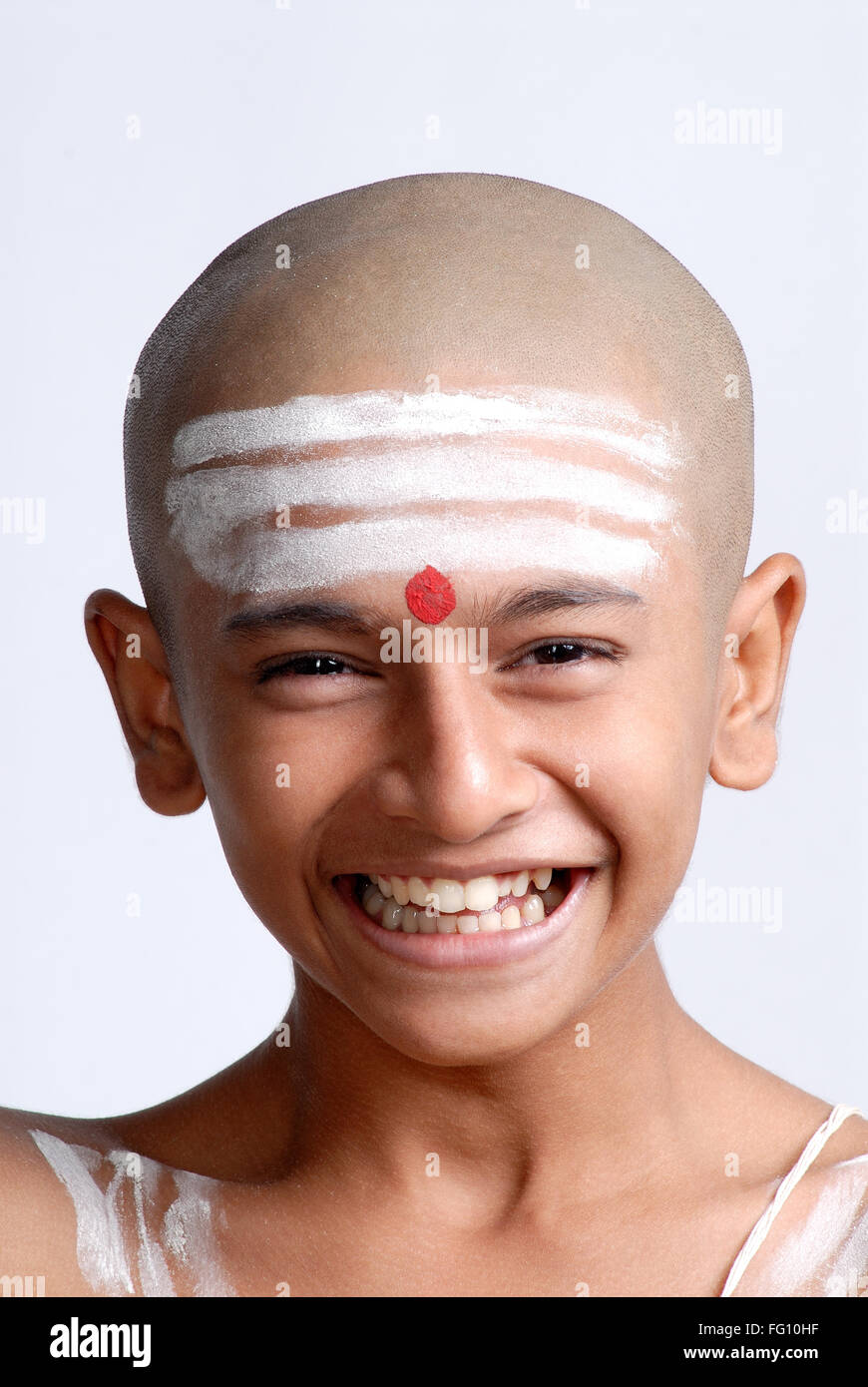 Indien hindou chauve garçon avec le rouge tilak blanc shaivite symbole sur le front Inde MR#719 Banque D'Images